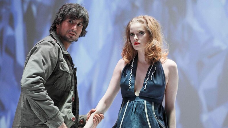 Bei den Ermittlungen auf einer Modemesse erkennt Ben (Tom Beck) in dem Model Jessica (Lisa Brühlmann) das Mädchen wieder, das aus der Wohnung der toten Alexa geflohen ist. – Bild: MG RTL D /​ Guido Engels