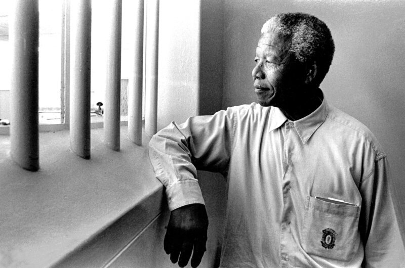 27 Jahre lang saß Nelson Mandela in Haft, dann gelang ihm das friedliche Ende des Apartheid-Regimes in Südafrika. Macht ihn das zum „Superhelden der Geschichte“? „ZDF-History“ nimmt seine Biografie und die anderer sogenannter „Superhelden“ unter die Lupe. – Bild: ZDF und schadeberg, juergen