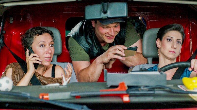 (v.li.): Ursula Strauss (Michelle Sendracek), Manuel Sefciuc (Valentin), Zeynep Buyrac (Mira). – Bild: WDR/​ORF