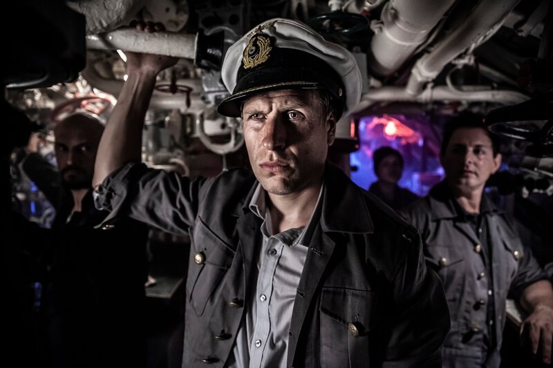 REENACTMENT – Kapitän Fritz-Julius Lemp nähert sich dem Frachtschiff Fanad Head. L-R: Wolfgang Orth, Arvid Lorenz, Dennis Grube, Nihat Akosman. – Bild: Sean F. White /​ Pacific Fleet Productions II Inc.