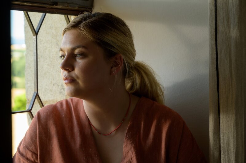 Sarah Sauvant (Louane Emera) spürt, dass sie belastet ist mit einem Geheimnis aus der Vergangenheit. – Bild: François Lefebvre