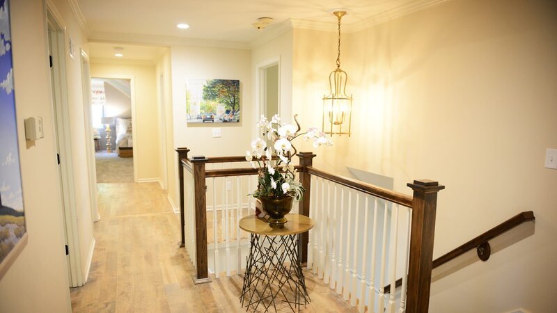 Im ersten Stock des französisches Landhauses, das Tamara restauriert, warten vier Räume darauf, aus dem Dornröschenschlaf geweckt zu werden. Die Interior-Expertin plant eine große Master-Suite mit einem neuen Badezimmer und schafft noch ein weiteres schönes Zimmer mit einer neuen Diele. Währenddessen steht ihr Team vor der ersten Herausforderung: Die Terrasse, die Tamara erhalten wollte, muss abgerissen werden. – Bild: HGTV