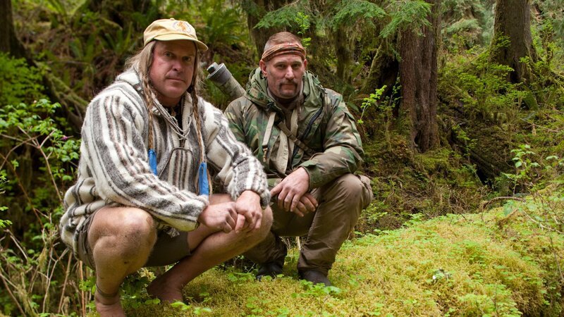 USA, Washington, Olympic National Forest, Cody Lundin and Dave Canterbury walking through Pacific Northwest rainforest during Dual Survivor filming – Bild: Discovery Communications