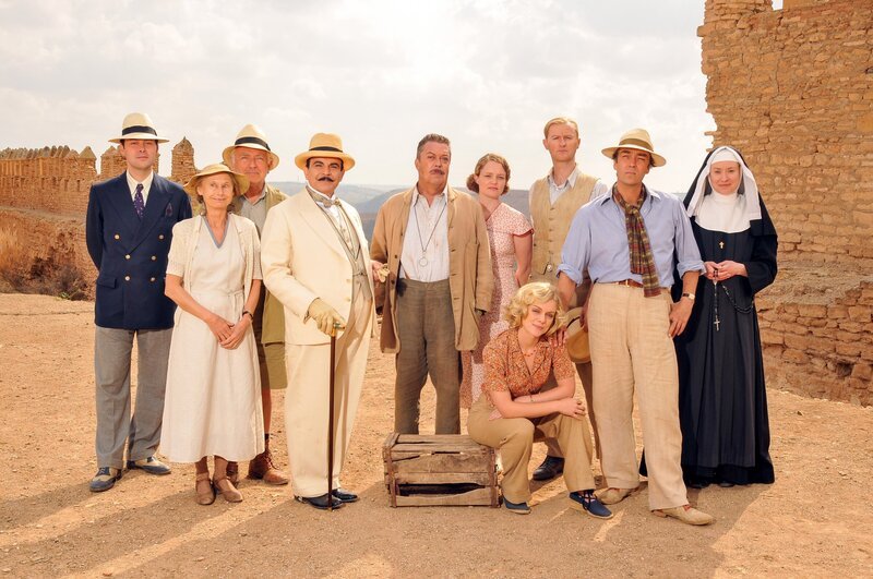 „Agatha Christie’s Poirot“, „Der Tod wartet.“ In der Hitze der syrischen Wüste suchen der exzentrische englische Archäologe Lord Greville Boynton und sein Sohn Leonard die letzte Ruhestätte von Johannes dem Täufer. Sie werden von Lord Boyntons zweiter Ehefrau, einer dominanten und reichen Amerikanerin, und von deren Adoptivkindern Raymond, Carol und Jinny, begleitet. Hercule Poirot macht Urlaub in Syrien und beobachtet gemeinsam mit einigen anderen Gästen die Ausgrabungen, die plötzlich vom Tod Lady Boyntons überschattet werden. Jeder der Verdächtigen hat einen guten Grund, sie zu töten, aber nur Poirot ahnt, wer ihren Tod so sehr herbeisehnte, dass er zur Tat schritt. Dies äußert er auch gegenüber einem Colonel: „Wissen sie, mon ami, es sind die kleinen grauen Zellen, sie flüstern Poirot etwas zu.“ Die Abgründigkeit des Falls wird allerdings auch Poirot erst bewusst, als es für einen versöhnlichen Ausgang zu spät ist. – Bild: ORF/​ITV Studios Global Entertainment