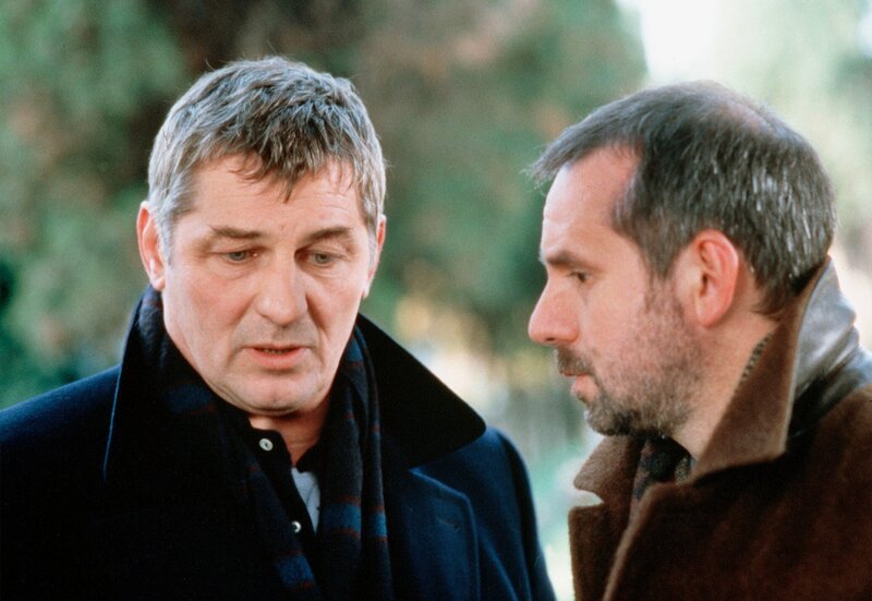 Commissario Brunetti (Joachim Król, r) erhält von seinem Kollegen Della Corte (Heinz Hoenig) aus Padua vertrauliche Informationen. – Bild: ARD Degeto