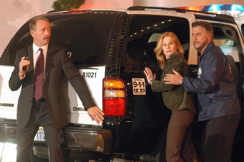 Sheriff Atwater (Xander Berkeley, l.), Grissom (William Petersen) und Catherine (Marg Helgenberger)) überleben nur knapp die zweite Autobombe … – Bild: RTL