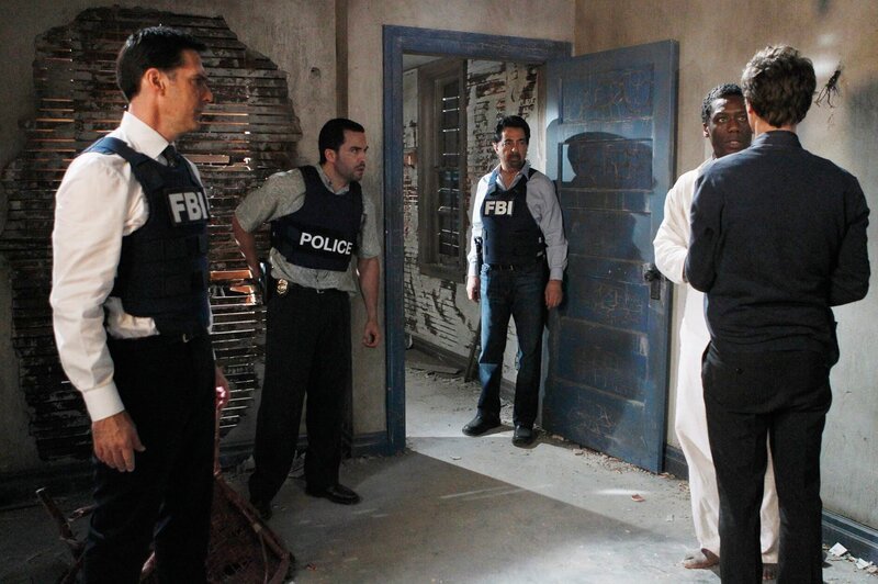 Als in Miami im Allapatah-Viertel drei Menschen gefunden wurden, an denen Ritualmorde begangen wurden, reist das Team dorthin. Die Ermittlungen führen Hotch (Thomas Gibson, l.), Manny (Manny Perez, 2.v.l.), Rossi (Joe Mantegna, M.) und Spencer Reid (Matthew Gray Gubler, r.) erst einmal zu Julio Ruiz (Hakeem Kae-Kazim, 2.v.r.), doch hat er wirklich was damit zu tun? – Bild: American Broadcasting Companies, Inc. /​ 13TH STREET Universal
