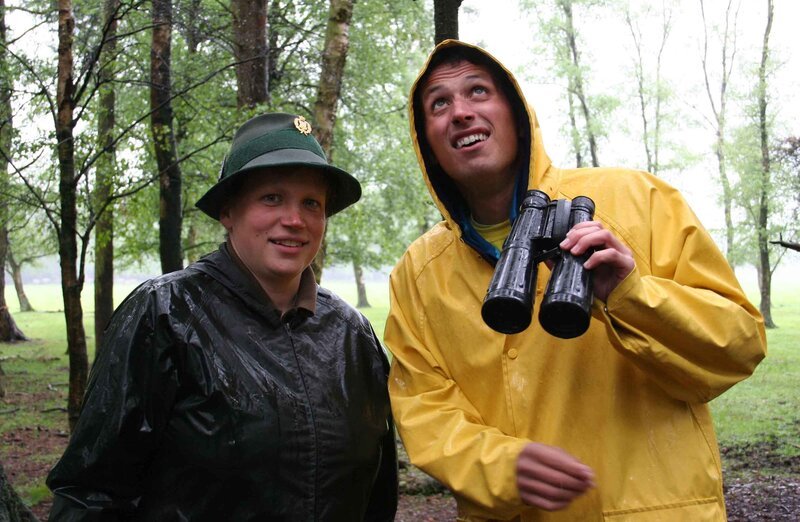 Willi und Försterin Friederike Rövekamp im Merfelder Bruch. Sie schaut regelmäßig bei den Wildpferden vorbei. – Bild: BR/​megaherz gmbh