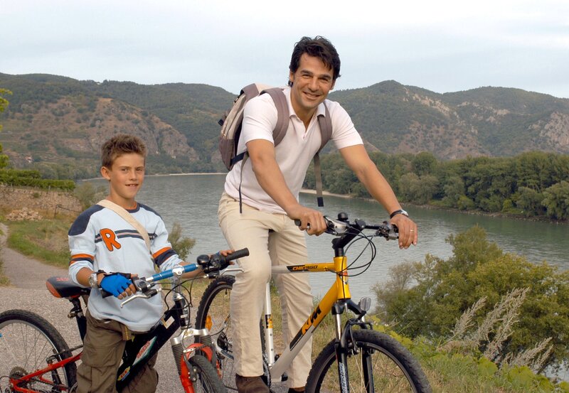 Wenn der Vater mit dem Sohne – Bild: ARD Degeto/​Hubert Mican