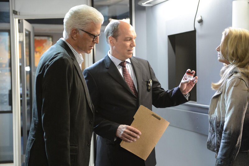 D.B. Russell (Ted Danson, l.) und Conrad Ecklie (Marc Vann) bereiten einen sehr riskanten Undercover-Einsatz vor: Ecklies Tochter Morgan Brody (Elisabeth Harnois) soll sich als nächstes „Opfer“ zur Verfügung stellen. – Bild: VOXup