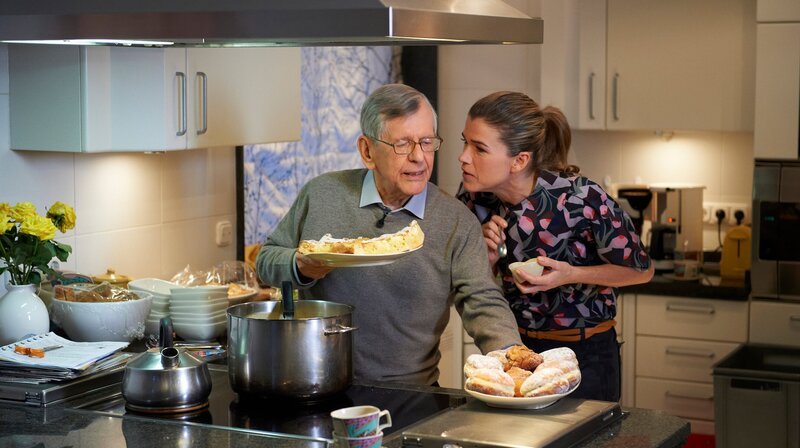 Herbert Feuerstein in seiner Küche im Gespräch mit Anke Engelke – Bild: WDR/​Melanie Grande