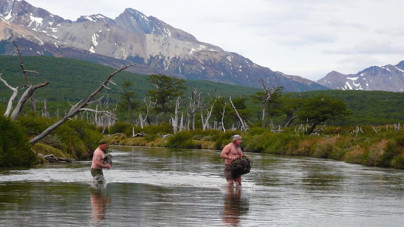 Cody Lundin and Dave Canterbury crossing a river. – Bild: Richard Alindogan /​ Discovery Channel /​ Richard Alindo /​ Photobank 22240_203_007.jpg /​ Discovery Communications Inc