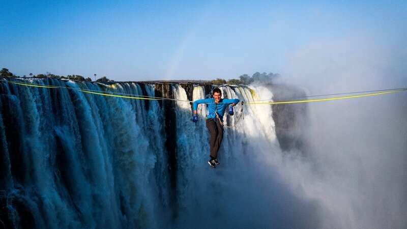 "Terra X"-Moderator Uli Kunz an den Viktoriafällen. Mit einer maximalen Fallhöhe von 108 Meter sind sie einer der größten Wasserfälle der Welt. – Bild: ZDF