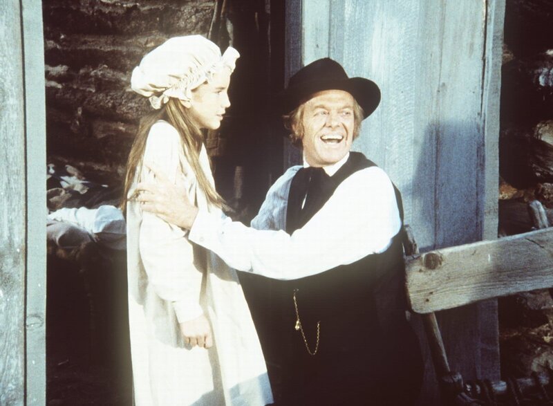 Dr. Baker (Kevin Hagen, r.) hat soeben festgestellt, dass Laura (Melissa Gilbert, l.) kein Bergfieber, sondern nur eine Himbeerallergie hat. – Bild: Sat.1 Gold