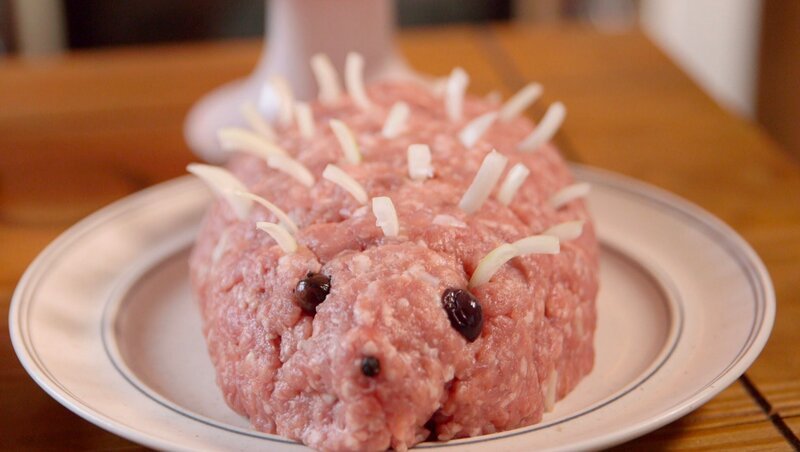 Diese Folge weckt die Feierlaune und erinnert an kulinarische wie kulturelle Sünden vom Mettigel bis zum Lipsi-Tanzen, vom Kegelabend bis zum Käsepilz. – Bild: ZDF und Jupp Tautfest