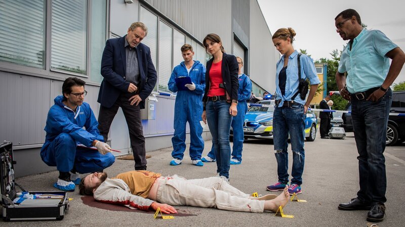 Dr. Weissenböck (Florian Odendahl, l.), Arthur Bauer (Gerd Silberbauer, 2.v.l.), Katharina Hahn (Bianca Hein, M.), Toni Bischoff (Amanda da Gloria, 2.v.r.) und Franz Ainfachnur (Christofer v. Beau, r.) am Tatort. – Bild: ZDF