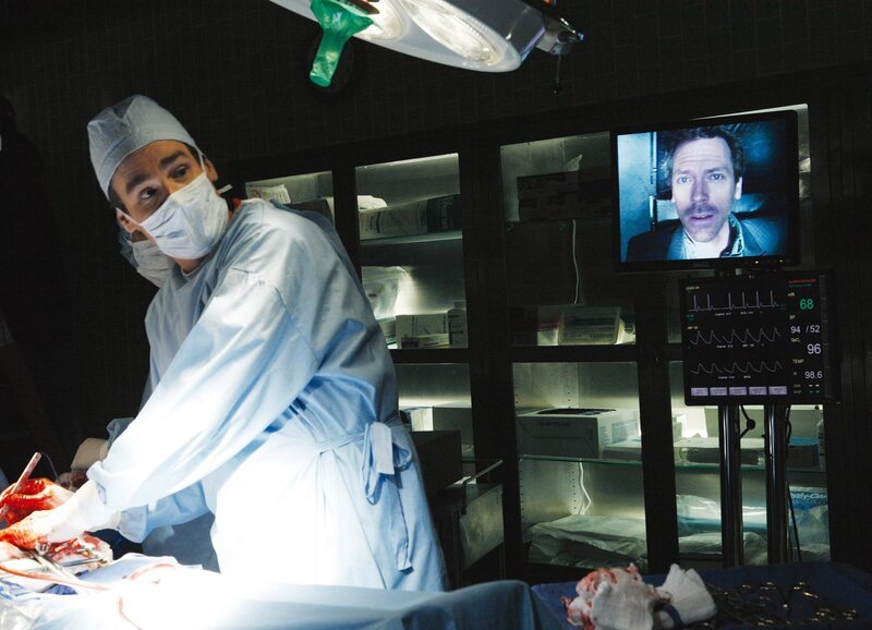 Dr. Wilson im OP: Robert Sean Leonard als Dr. James Wilson, Hugh Laurie als Dr. Gregory House – Bild: SUS /​ SF