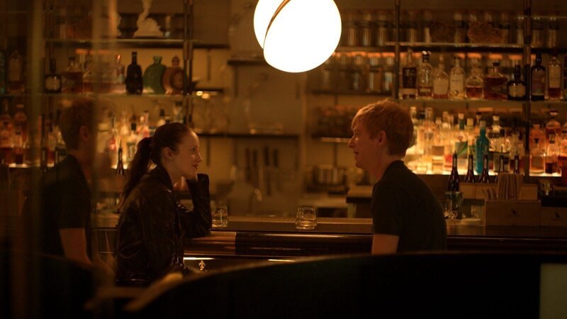 Alice (Andrea Riseborough, l.) und Jack (Domhnall Gleeson, r.) treffen sich zum ersten Mal für ein Blind Date. – Bild: ZDF und Max Smeds