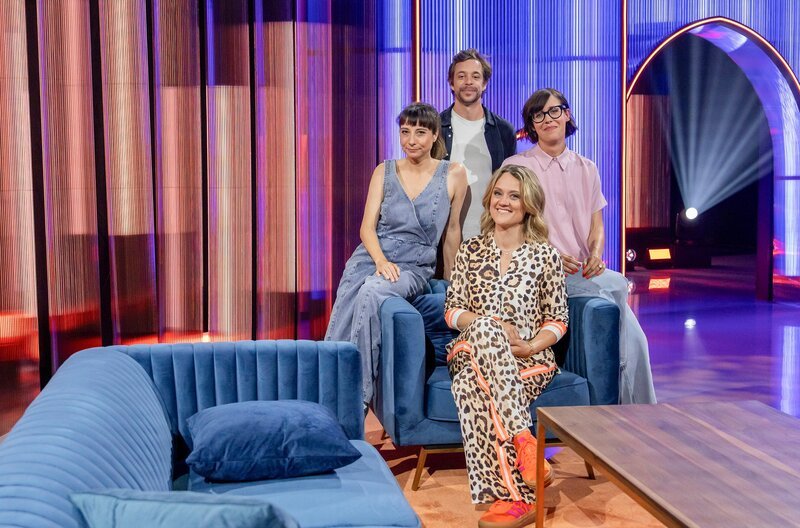 Von links: Nina Sonnenberg (FIVA), Tobias Krell (Checker Tobi), Lisa Feller und Eva Karl Faltermeier. Weiteres Bildmaterial finden Sie unter www.br-foto.de. – Bild: BR/​Redseven Entertainment GmbH/​Marco Nagel