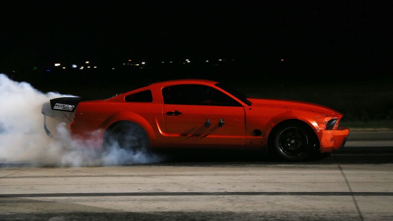 Boosted performs a burnout before his race against Shane – Bild: Discovery Channel /​ Discovery Communications
