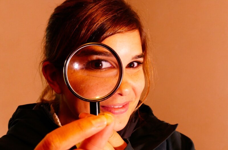 Anna nimmt eine Haselnuss unter die Lupe: Wurde die von der Haselmaus geknackt? Sie erkennt es an einem kreisrunden Loch mit einer schräg geknabberten Kante. – Bild: BR/​Text und Bild Medienproduktion GmbH & Co. KG/​Monika Gröller