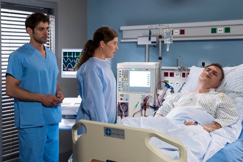 Weil Sebastians (Oliver Breite, r.) Spenderleber während der OP unbrauchbar wird, will Kathleen (Yasmina Djaballah, M.) ihn mit Unterstützung von Dr. Niklas Ahrend (Roy Peter Link, l.) überreden, doch einen Teil ihrer Leber zu nehmen. Er stimmt zu. – Bild: NDR/​ARD/​Jens Ulrich Koch