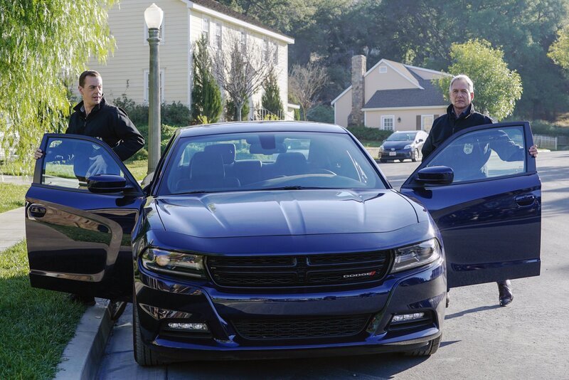 Nachdem McGee (Sean Murray, l.) Gibbs (Mark Harmon, r.) bei einem Undercover-Einsatz das Leben rettet, ist der Alptraum noch lange nicht vorbei. Der wahre Täter ist immer noch auf freiem Fuß … – Bild: Cliff Lipson