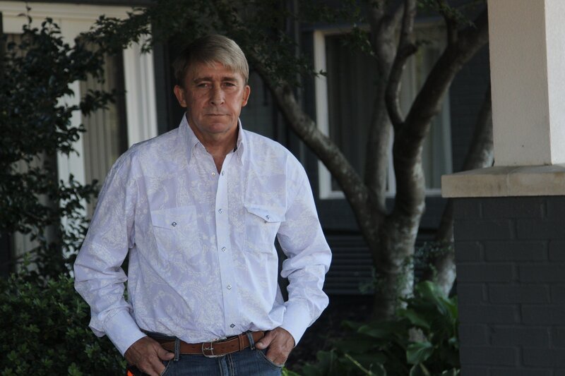 Carl Sr stands outside. – Bild: Investigation Discovery /​ Discovery Communications