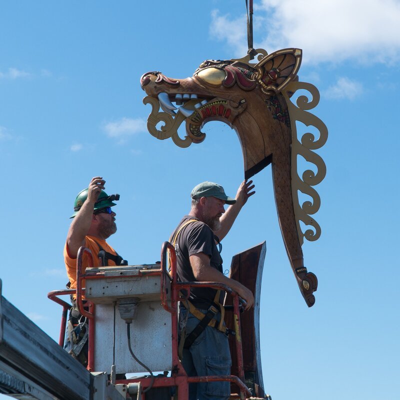 Heben eines Drachenkopfes, Detail eines Wikingerschiffs. – Bild: Dag Sjovol /​ THE HISTORY CHANNEL/​Thos Robinson