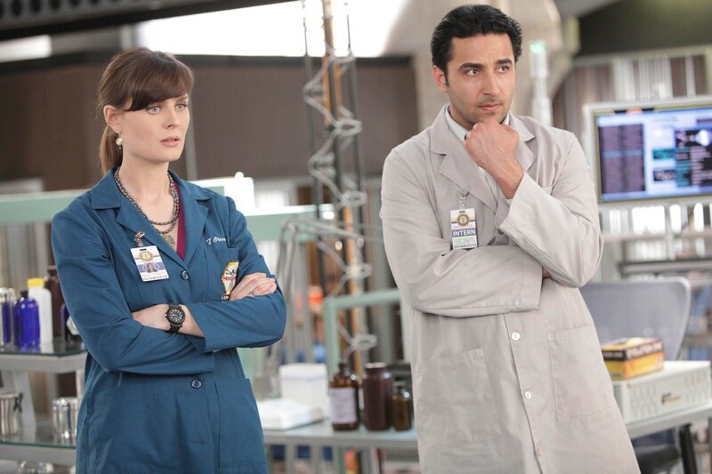 Brennan (Emily Deschanel, l.); Arastoo Vaziri (Pej Vahdat, r.) – Bild: Universal TV