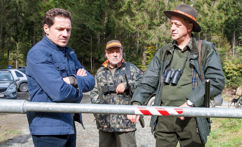 Ferdinand Karsten (Carl Achleitner, r.) will sich seinen Jagdtag mit Freund Gero Schwarz (C. C. Weinberger, M.) und anderen nicht von Tierschützer Benni Fötsch (Markus Brandl, l.) verderben lassen. – Bild: Stefanie Leo /​ ORF /​ Gebhardt productions