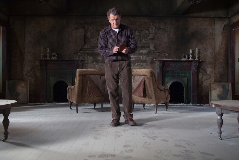 Auf der Suche nach einem weiteren Bruchstück des Plans begibt Walter (John Noble) sich alleine in große Gefahr … – Bild: PLURIMEDIA (Warner)