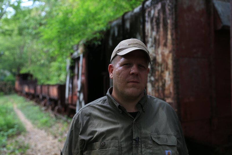 Mark Waycaster examines Malayan Box Car and Carriages in Jungles of Sai Yok, Thailand. – Bild: National Geographic Channel /​ FOX NETWORKS GROUP BULGARIA