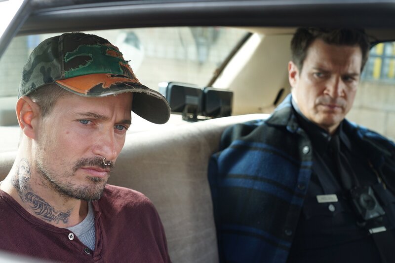 John Nolan (Nathan Fillion, r.) nimmt den Autodieb Andrew Gannon (Lane Carlson, l.) fest. – Bild: Eric McCandless /​ ZDF