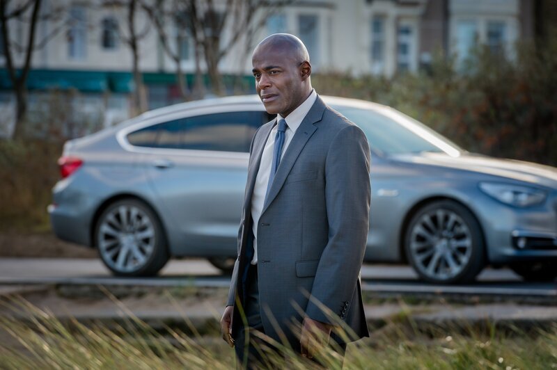 Mark (Paterson Joseph) ist auf der Suche nach Sam, dem ältesten Sohn der Familie Blackwell. Er will ihn in das Safe House von Robert und Katy Haleford in Sicherheit bringen. – Bild: ZDF/​Ben Blackall