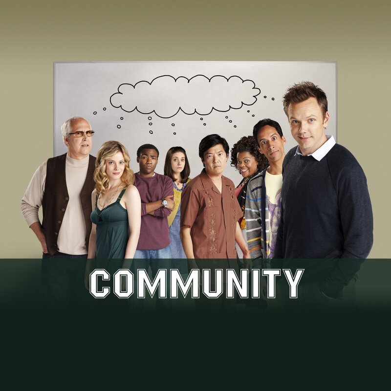 (2. Staffel) – Community: Jeff Winger (Joel McHale, r.), Britta Perry (Gillian Jacobs, 2.v.l.), Pierce Hawthorne (Chevy Chase, l.), Senor Chang (Ken Jeong, 4.v.r.), Shirley Bennett (Yvette Nicole Brown, 3.v.r.), Abed Nadir (Danny Pudi, 2.v.r.), Troy Barnes (Donald Glover, 3.v.l.) und Annie Edison (Alison Brie, 4.v.l.) – Bild: NBC Universal, Inc.