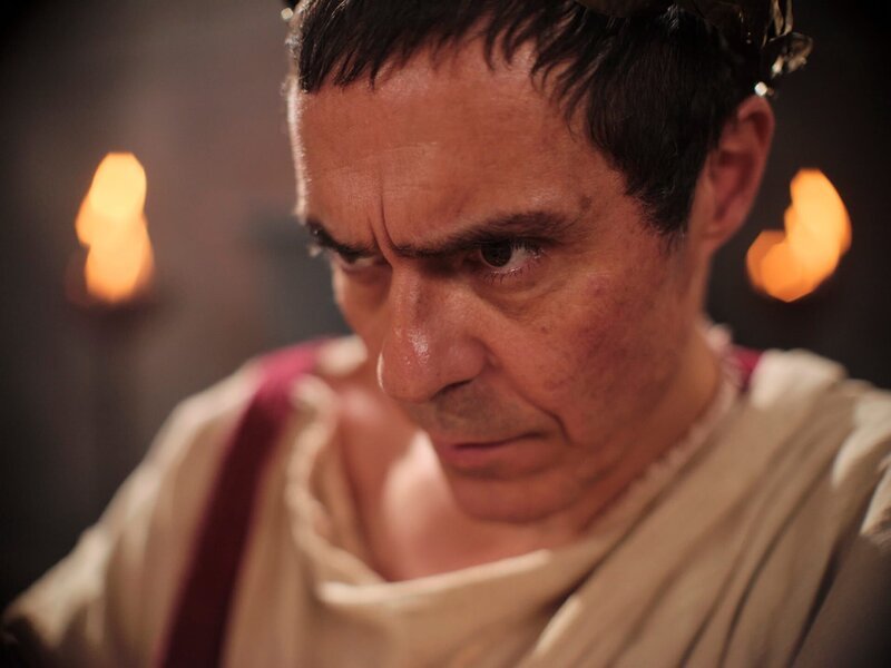 Cäsar gewinnt den Bürgerkrieg. Er ist nun mächtiger als je zuvor. – Bild: BBC Studios