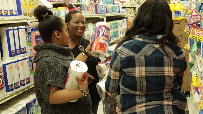 Sara, Jane (center) and Lindsey pick up paper towels. – Bild: Discovery Communications