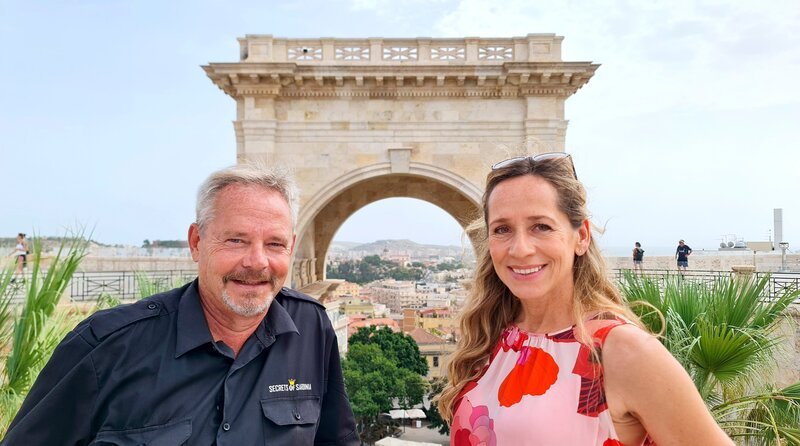 Moderatorin Tamina Kallert (rechts) mit Tourguide Dirk Kastner vor der Bastione Saint Remy in Cagliari. – Bild: WDR/​Alice Tschöke