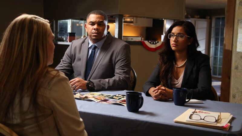 Lynne Adkins, relative of the convict, explains why she believes her cousin is innocent to Chris Anderson and Fatima Silva. – Bild: Discovery Communications/​Rob Toth