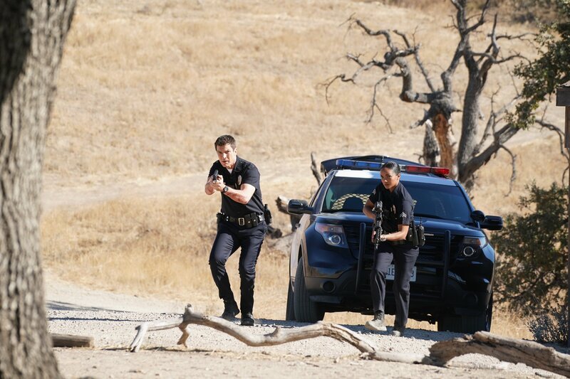 John Nolan (Nathan Fillion) und Nyla Harper (Mekia Cox) konnten den Aufenthaltsort des Schwerverbrechers Caleb Wright ausfindig machen und hoffen, dort ihre Kollegen Nick und Lucy zu finden. – Bild: ZDF und Richard Cartwright