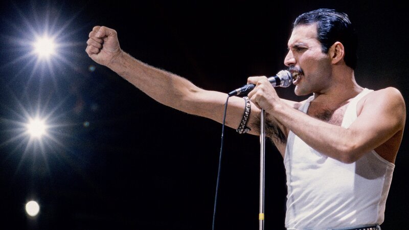 Freddie Mercury beim legendären „Live Aid“ Konzert 1985 in London. Hatte der Frontmann von „Queen“ sich damals schon mit HIV angesteckt? „Terra X History“ erzählt die Geschichte von „berühmten Kranken“. – Bild: Honorarfrei – nur für diese Sendung inkl. SocialMedia bei Nennung ZDF und ddpimages/​Lynn Goldsmith.