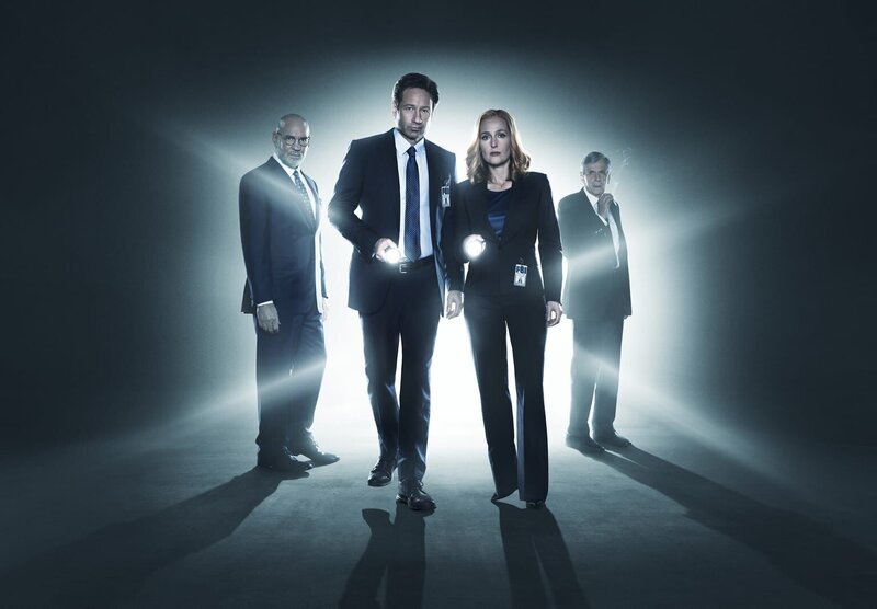 Mulder (David Duchovny, 2.v.l.), Scully (Gillian Anderson, 2.v.r.), Skinner (Mitch Pileggi, l.) und der rauchende Mann (William B. Davis, r.) öffnen die X-Files erneut … – Bild: Fox and its related entities. All rights reserved.