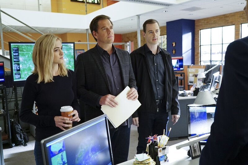 Die Tochter von der hochrangigen Navy-Offiziellen Sarah Porter wird entführt. McGee (Sean Murray, r.), Tony (Michael Weatherly, M.) und Bishop (Emily Wickersham, l.) ermitteln … – Bild: CBS Broadcasting, Inc.