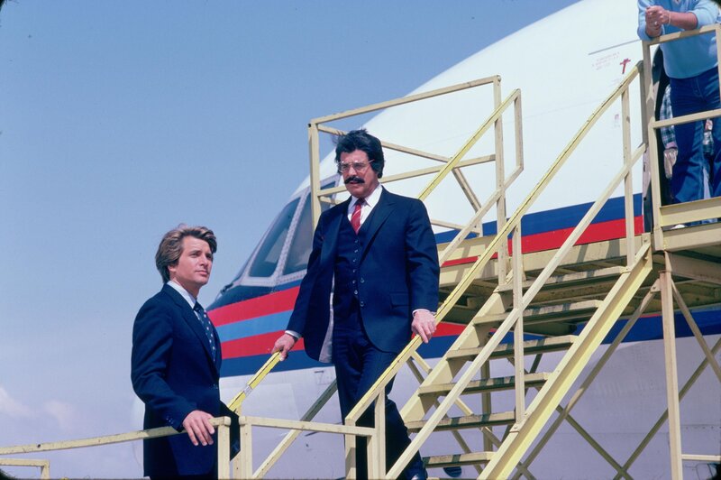 Templeton „Face“ Peck (Dirk Benedict, l.); John „Hannibal“ Smith (George Peppard, r.) – Bild: Stephen J. Cannell Productions