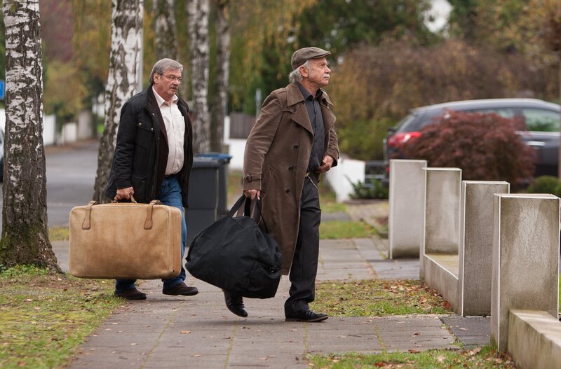 Umzug in das sichere Zeugen-Haus: Edwin (Tilo Prückner, r.) und Günter (Wolfgang Winkler, l.) müssen die einzige Zeugin in einem Mordprozess bewachen. – Bild: MDR/​ARD/​Kai Schulz