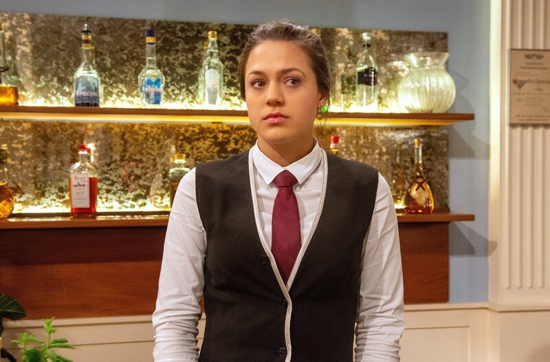 Maxi (Katharina Scheuba) denkt traurig darüber nach, dass sie nicht mehr stolz darauf ist, eine Saalfeld zu sein. – Bild: ARD/​WDR/​Saskia Pavek