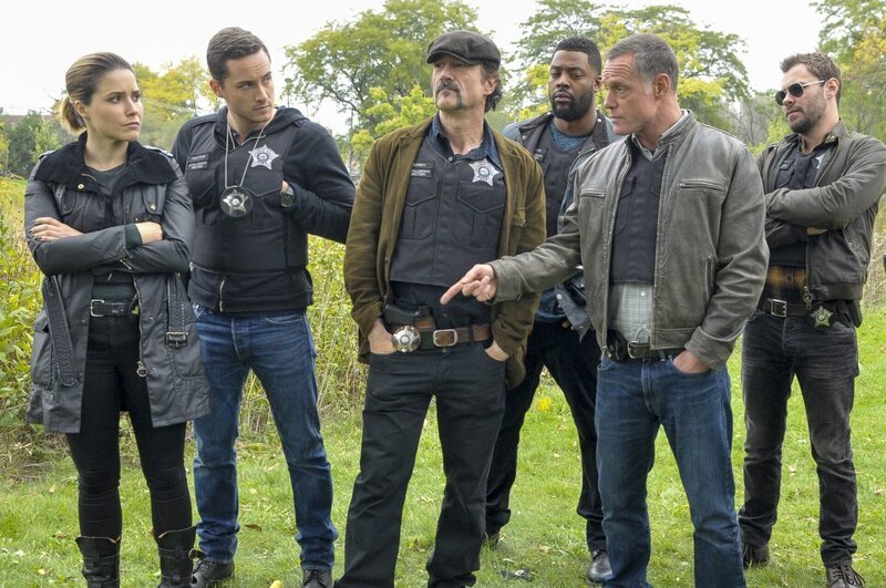 Sophia Bush, Jesse Lee Soffer , Elias Koteas , Laroyce Hawkins, Jason Beghe , Patrick John Flueger – Bild: Universal Television LLC /​ Matt Dinerstein /​ NBC