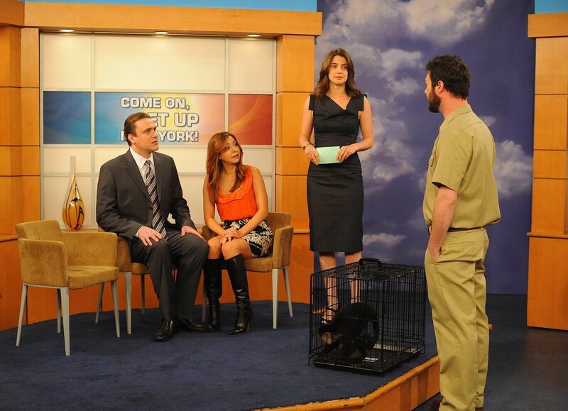 Marshall (Jason Segel, l.) und Lily (Alyson Hannigan, 2.v.l.) sind nach dem Überfall auf Marshall bei Robin (Cobie Smulders, 2.v.r.) in der Sendung. Dabei erfahren sie vom Zoowärter (John Dore, r.), dass der Affe, Captain Bobo, in ein Schutzgebiet für wildlebende Tiere verfrachtet wird … – Bild: 20th Century Fox International Television