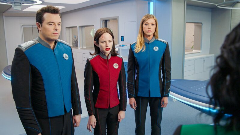 (v.l.n.r.) Captain Ed Mercer (Seth MacFarlane); Lieutenant Alara Kitan (Halston Sage); Commander Kelly Grayson (Adrianne Palicki) – Bild: ORF/​PRO7/​Fox